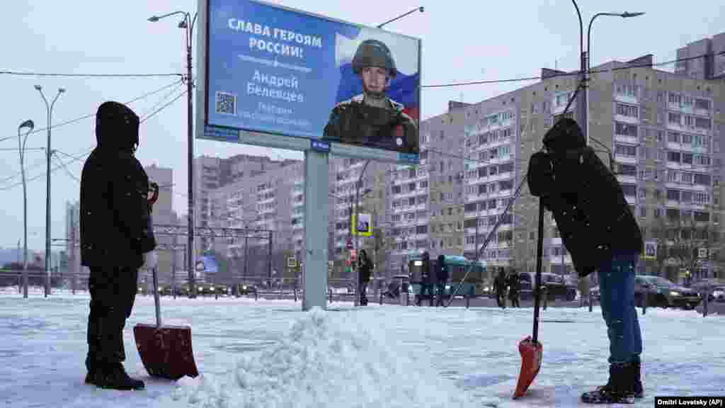 Panou cu protretul unui militar și cuvintele &bdquo;Glorie eroilor Rusiei&rdquo; la St. Petersburg, Rusia.