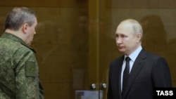 Владимир Путин беседует с главой Генштаба Валерием Герасимовым, 16 декабря 2022 года 