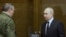Владимир Путин беседует с главой Генштаба Валерием Герасимовым, 16 декабря 2022 года 