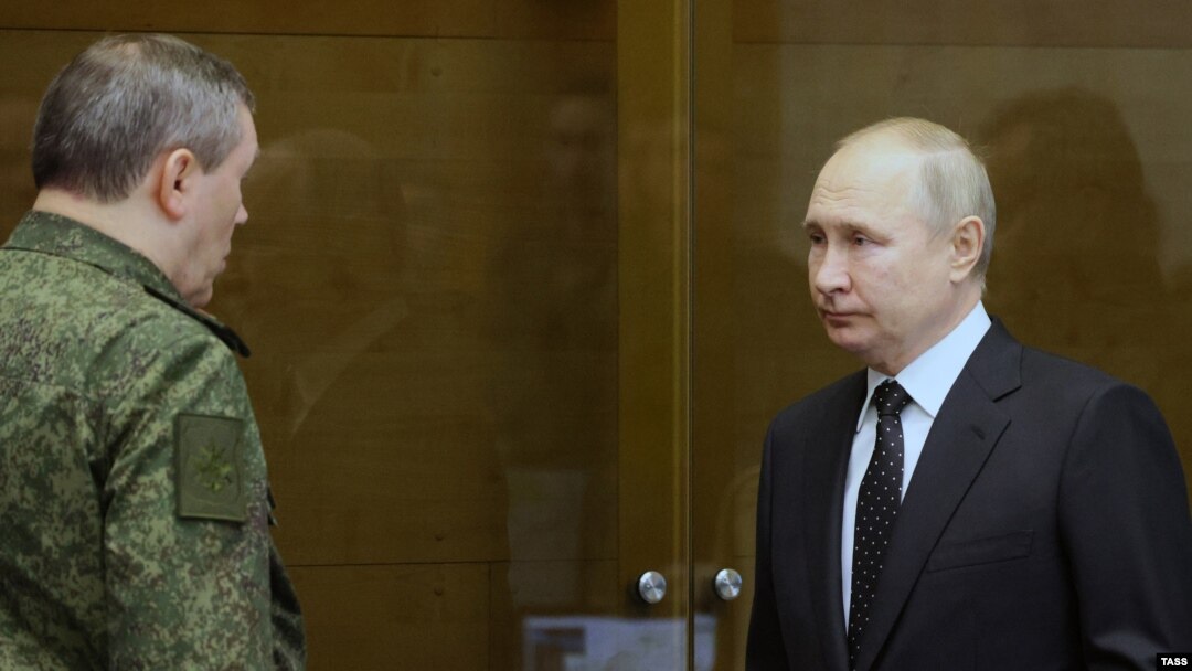 Președintele Rusiei, Vladimir Putin, discută cu Valeri Gherasimov, șeful Statului Major General al Forțelor Armate Ruse, pe 16 decembrie 2022.