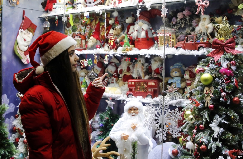 Një grua duke shikuar dekorimet për Vitin e Ri&nbsp;në Teheran më 25 dhjetor. &nbsp;