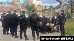 Beograd – Srpska policija prati migrante u parku kod Ekonomskog fakulteta, 25.11.2022.