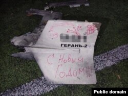 Boldog új évet!!! – írták az oroszok arra a kamikazedrónra, amely Kijevben zuhant le, miután megsemmisítette az ukrán légvédelem