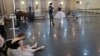 Balett-táncosok próbája Nemzeti Operaházban 2022. december 15-én. Sok táncos külföldön rekedt a háború miatt, többen pedig elmenekültek az országból