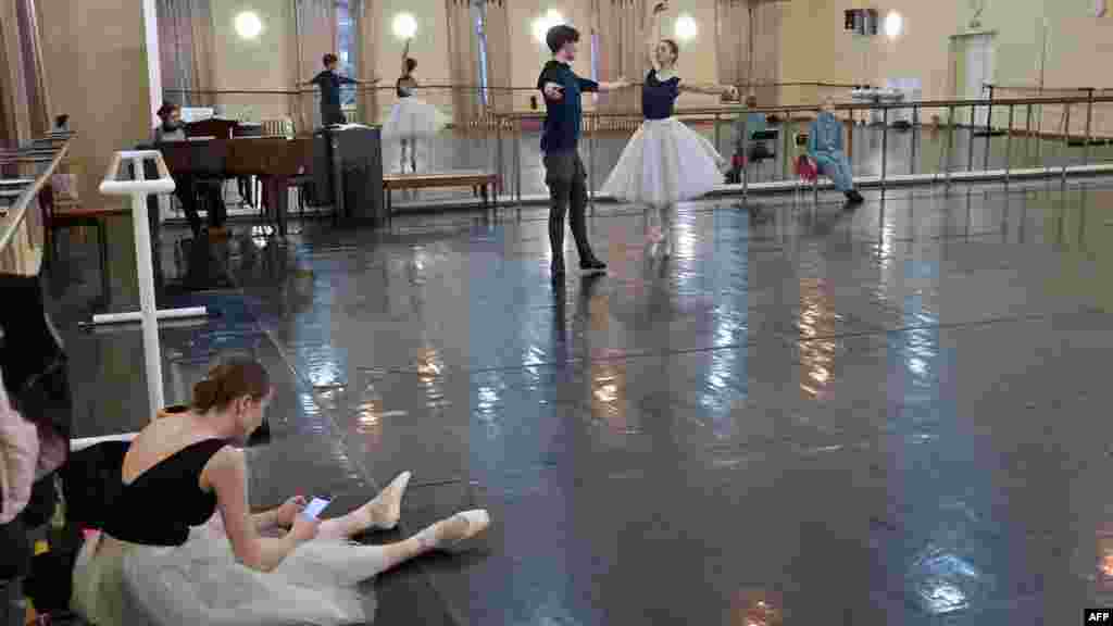 Balett-táncosok próbája Nemzeti Operaházban 2022. december 15-én. Sok táncos külföldön rekedt a háború miatt, többen pedig elmenekültek az országból