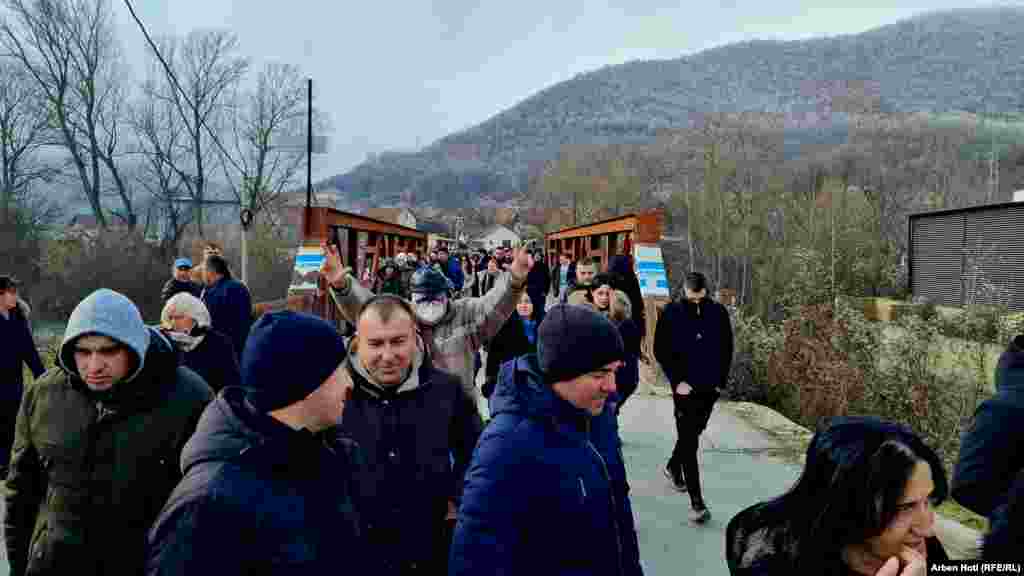 Qytetarë serbë të mbledhur në Rudarë për të protestuar.