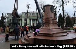 Під час демонтажу пам’ятника російському вченому Михайлові Ломоносову в Дніпрі, 6 січня 2023 року