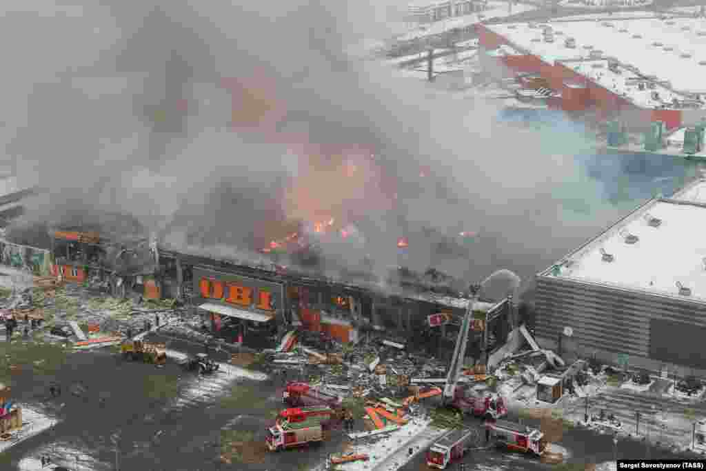 9 dhjetor: Një dyqan, OBI, i shkatërruar në veriperëndim të Moskës pasi zjarri shkatërroi ndërtesën. Një video amatore tregon një zinxhir shpërthimesh të mëdha që ndodhën gjatë zjarrit, ku mbeti i vrarë një person.
