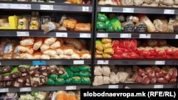 Produktet ushqimore bazike dhe çmimet e tyre në një dyqan në Shkup. Nëntor 2022.