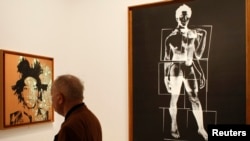  Мъж преглежда изображение на Жан-Лук Бастия, нарисувано от Анди Уорхол в музея 