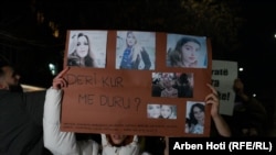 Pankartë gjatë protestës më 1 dhjetor 2022, pas vrasjes së Hamide Magashit në oborrin e Klinikës së Gjinekologjisë në QKUK.