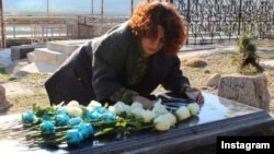 نیکا شاکرمی بر مزار نیکا