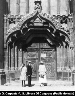 Frank G. Carpenter vizitează o biserică veche din Transilvania împreună cu soția și fiica ministrului nostru american la București.  În interiorul acestui edificiu se află sute de covoare de rugăciune turcești valoroase, care amintesc de vremurile când era [Islamic] Semiluna a călătorit sus peste Europa Centrală și de Est până la porțile Vienei.