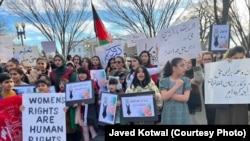 نشست اعتراضی افغان‌های مقیم امریکا در مقابل قصر سفید. معترضان خواستار حمایت آمریکا و جامعه جهانی از زنان افغان شدند