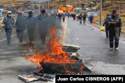 Сторонники Педро Кастильо, в основном живущие высоко в Андах местные крестьяне-индейцы, блокируют пограничный переход между Перу и Боливией в регионе Пуно. 25 декабря 2022 года