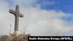 Поглед на Скопје од врвот на Водно и крстот на Водно во магла 