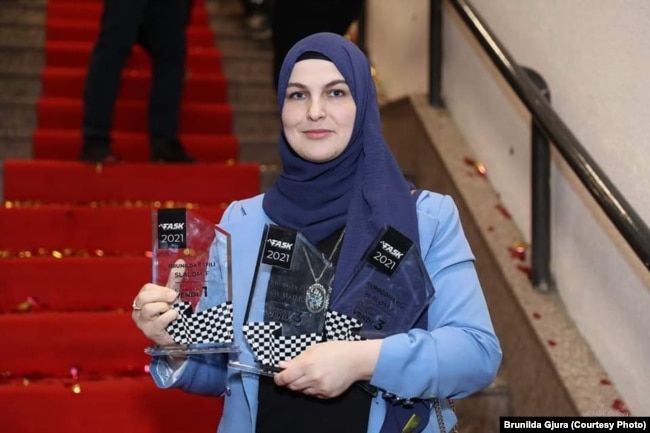 Brunilda Gjura duke pozuar me çmimet që fitoi më 2021 për garat e saj në autocross në 2021.
