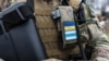 Шевроны, как утверждается, бойца легиона "Свобода России": украинский флаг и бело-сине-белый флаг российских противников режима Путина
