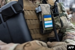  Военен носи униформа със знамето на 