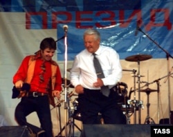 Борис Ельцин и поп-исполнитель Евгений Осин на предвыборном концерте в Ростове-на-Дону, 1996 год