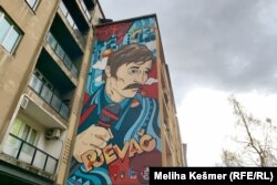 Mural Davorinu Popoviću nacrtali su ulični umjetnici Benjamin Čengić i Obojena klapa u okviru Pop Art Festivala i Dana Kantona Sarajevo.