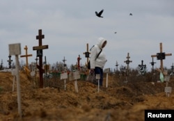 Нові могили в селищі Старий Крим поблизу Маріуполя, 9 листопада 2022 року