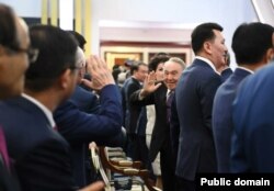 Экс-президент Нурсултан Назарбаев машет рукой своим бывшим коллегам во время инаугурации Касым-Жомарта Токаева. Астана, 26 ноября 2022 года