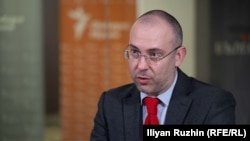  Калоян Стайков в студиото на Свободна Европа 