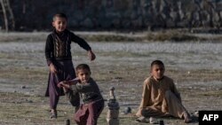 افغان ماشومان د کرېکټ کولو پر مهال، انځور - ارشيف