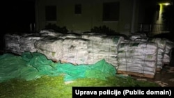 Zaplijenjeni kokain, 430 kilograma, nalazio se u džakovima vještačkog, organskog đubriva. Foto: Uprava policije, 24. novembar 2022.
