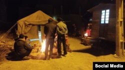 حامیان مولوی گرگیج با برپایی چادر حوالی خانه او، تحصن کردند.