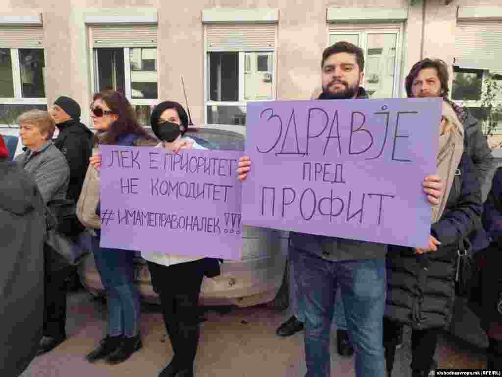 Од Асоцијацијата за цистична фиброза на протест рекоа дека &bdquo;до овој момент, и покрај ветувањата кои што до сега ги добивале од Министерството за здравство, Фондот за здравство и Одделите каде се лекуваат пациентите, нема поместување во третманот на болеста кон подобро, а здравствената состојба на секој од нив се влошува&ldquo;.