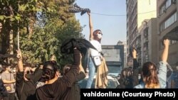 برداشتن حجاب از سوی زنان در خیابان‌ها در جریان اعتراضات «زن زندگی آزادی»