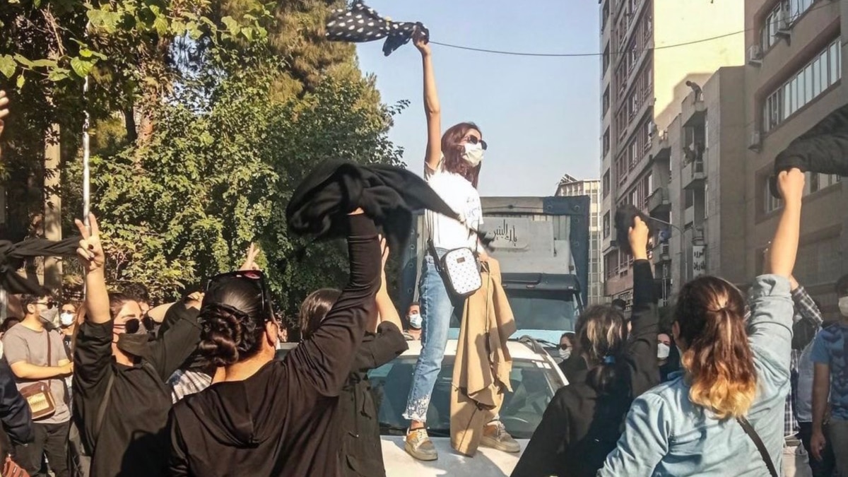 Iranian Shopkeepers Clash With Police Trying To Seal Shops Closed - Vimarsana News