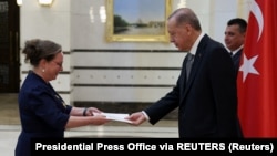 Novoimenovana ambasadorka Izraela, Irit Lillian predaje akreditive predsjedniku Turske Redžepu Tajipu Erdoanu, Ankara, 27. decembar 2022. 
