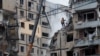 Echipele de urgență caută supraviețuitori în blocul de apartamente grav avariat de atacul cu rachete rusești, Dnipro, 15 ianuarie 2023