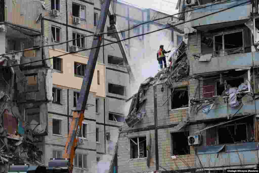 Аварийные службы ищут людей в многоквартирном доме, разрушенном в результате российского ракетного удара. Днепр, 15 января 2023 года