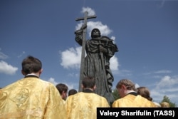 Духовенство отмечает 1031-ю годовщину крещения Руси памятником святому Владимиру на Боровицкой площади в Москве в 2019 году.