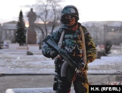 A regionális hatóságok 6,8 millió rubelt (38 millió forintot) különítettek el a projektre, miközben széles körben elterjedt hírek szerint a mozgósított katonákat megfelelő felszerelés nélkül küldték harcba