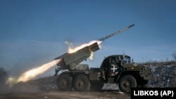 Višecjevni raketni bacač ukrajinske armije Grad ispaljuje rakete na ruske položaje na liniji fronta u blizini Soledara u oblasti Donjecka, 11 januara 2022.