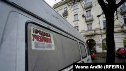 I ulični prodavci školskih udžbenika u centru Beograda oglasili su prodaju na ruskom.