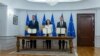 
Presidentja e Kosovës, Vjosa Osmani, kryetari i Kuvendit, Glauk Konjufca, dhe kryeministri Albin Kurti, tregojnë për mediat aplikimin e nënshkruar të Kosovës për anëtarësim në BE. Prishtinë, 14 dhjetor 2022.
