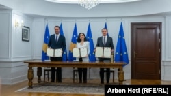 
Presidentja e Kosovës, Vjosa Osmani, kryetari i Kuvendit, Glauk Konjufca, dhe kryeministri Albin Kurti, tregojnë për mediat aplikimin e nënshkruar të Kosovës për anëtarësim në BE. Prishtinë, 14 dhjetor 2022.
