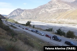 Черга з автомобілів на КПП «Верхній Ларс» на російсько-грузинському кордоні, 2022 рік