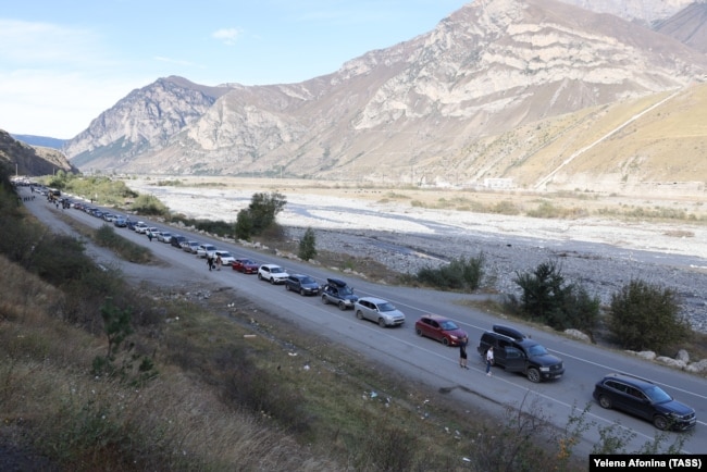 Черга з автомобілів на КПП «Верхній Ларс» на російсько-грузинському кордоні, 2022 рік