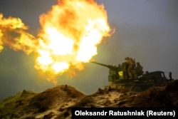 Украинские военные ведут огонь из зенитной установки на окраине Бахмута. Донецкая область, Украина, 15 января 2023 года