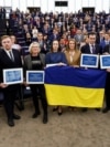 Олександра Матвійчук, Юлія Паєвська, Іван Федоров, Ярослав Божко та Олександр Чекригін разом із президенткою Європарламенту Робертою Мецолою після вручення Премії Сахарова народу України та президенту Володимиру Зеленському, Страсбург, 14 грудня 2022 року