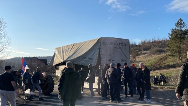Barrikadë “spontane” në mbështetje të serbëve në Kosovë Barrikadë “spontane” në mbështetje të serbëve në Kosovë