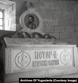 Саркофагът на Петър II Петрович-Негош в параклиса на планината Ловчен. Тази снимка е направена през 1967 г.