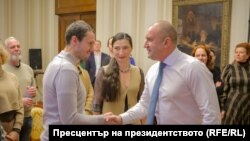 Актьорите Деян Ангелов и Снежина Петрова лично разговарят с президента Румен Радев по време на среща във връзка с конфликта в Народния театър, провела се на 30 декември. 